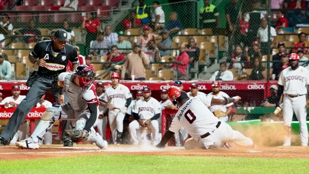 Leones del Escogido Blanquean a los Gigantes del Cibao&nbsp;6-0