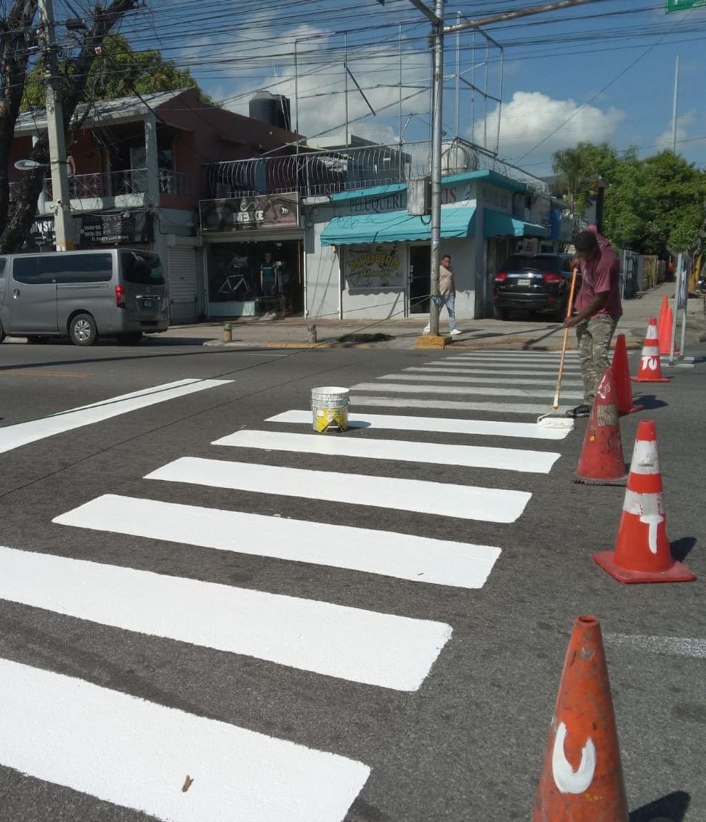 La Alcaldía de Santo Domingo Este mejora la señalización vial en el Colegio Adventista&nbsp;Ozama