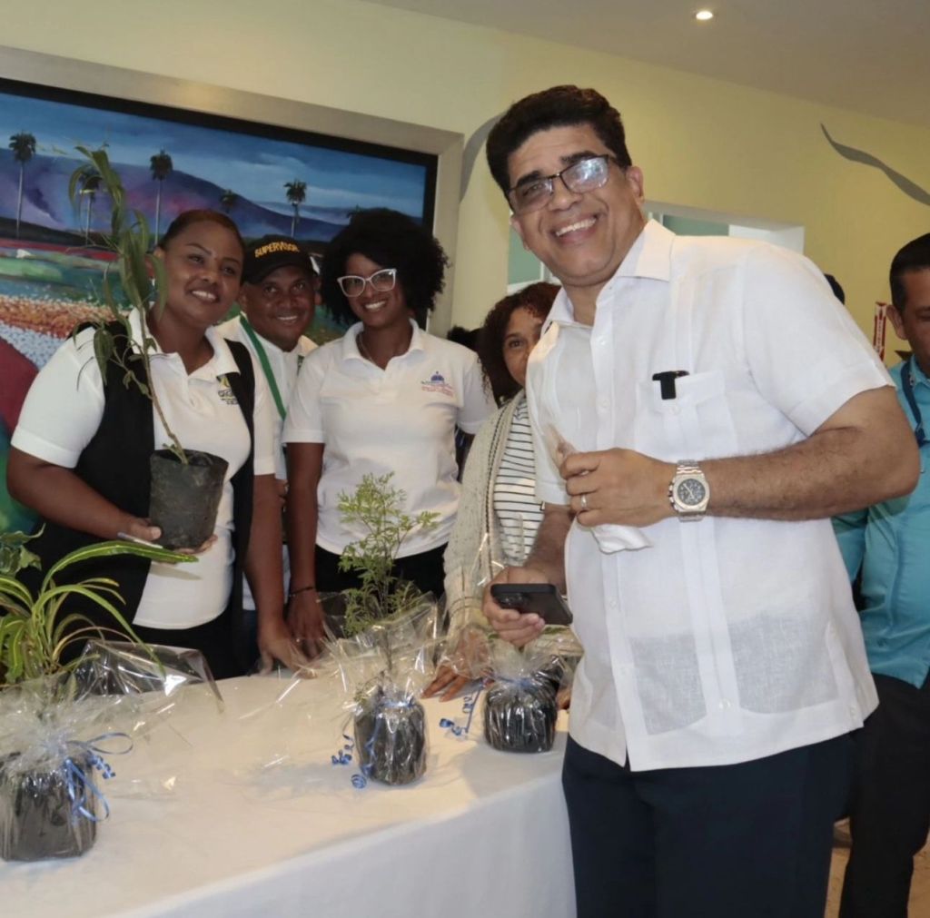 La Alcaldía de Santo Domingo Este Se Une al Merkagro con Distribución Gratuita de Plantas&nbsp;Ornamentales