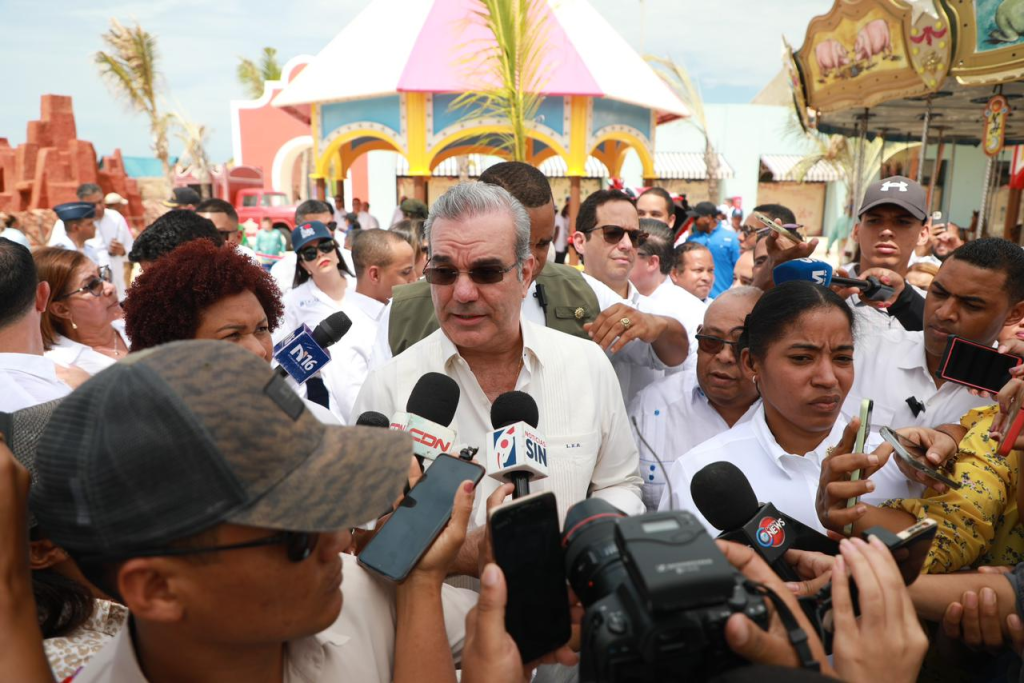 Luis Abinader reitera su disposición de consensuar la Ley de Modernización Fiscal con los sectores&nbsp;productivos